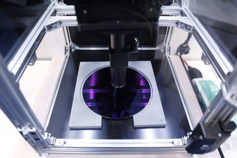 經濟部修正戰略性高科技貨品清單，新增先進半導體設備、量子電腦技術等18項品項，未來出口前須申請許可。圖為半導體設備。（資料照）