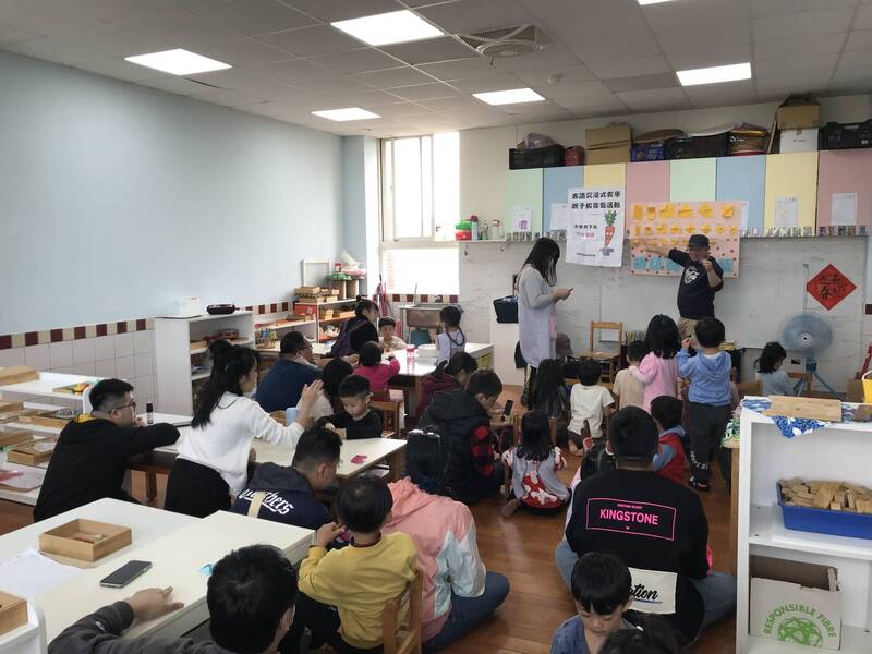 幼兒園老師進行教學活動。示意圖；圖中人物非文中當事人。（資料照）