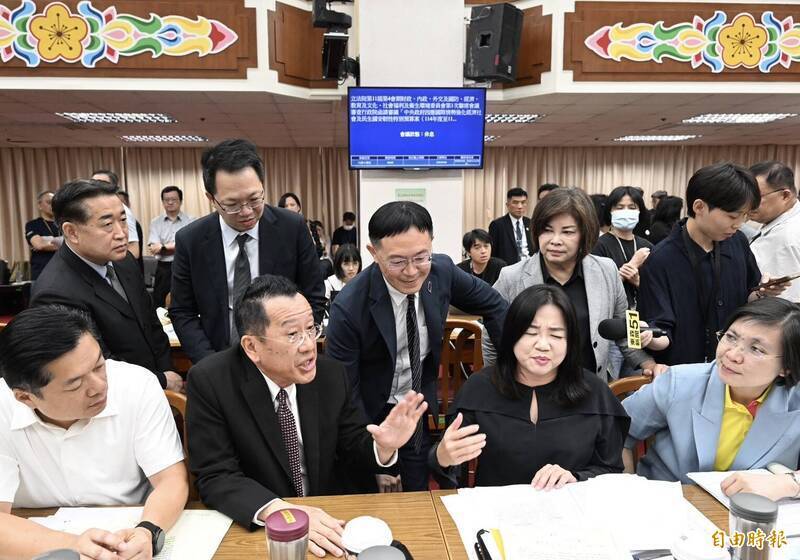台灣部分政治人物會阻擋軍購與國防預算；圖為國防部長顧立雄（前排左2）與國民黨立委馬文君（前排右2）協商刪減國防預算提案。（資料照）