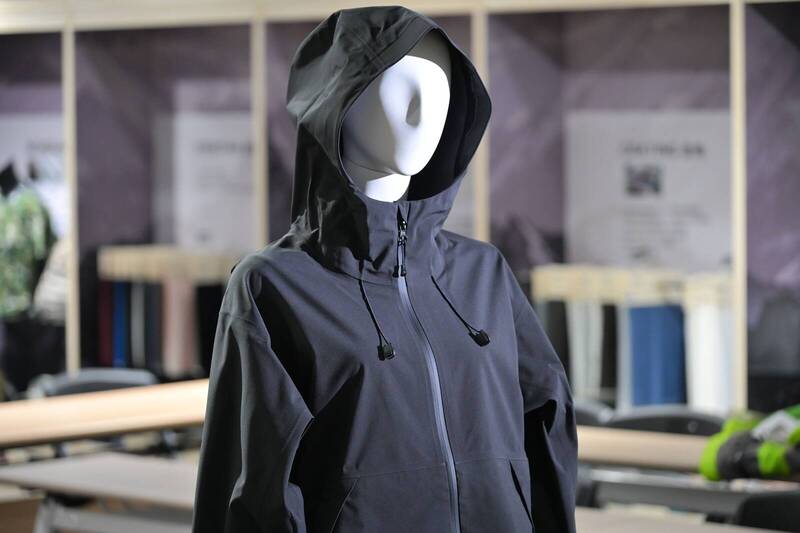 製成運動機能服飾或風衣。（取自貼文）