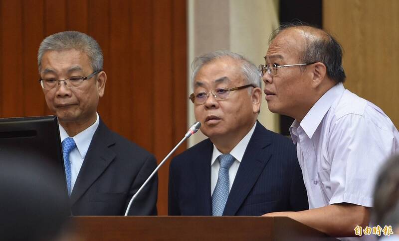 政大財政系教授暨系主任陳國樑（右）也曾撰文建議《財劃法》修法應訂定日出、日落條款，採漸進式逐年下放財源給地方。（資料照）