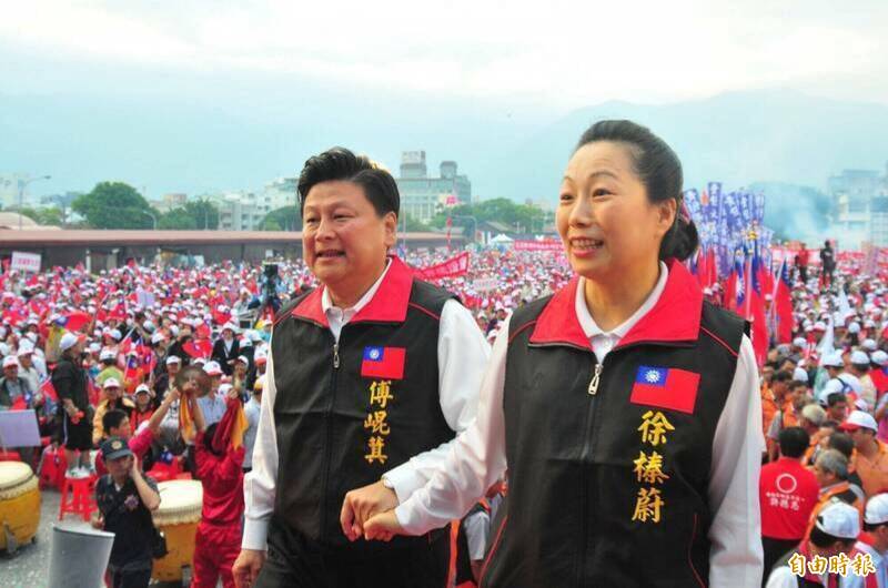 花蓮平時濫用公帑印製縣長徐榛蔚（右）、傅崐萁（左）一家相關的文宣品，但是遇到颱風侵襲造成災害，卻立即向中央求助。（資料照）