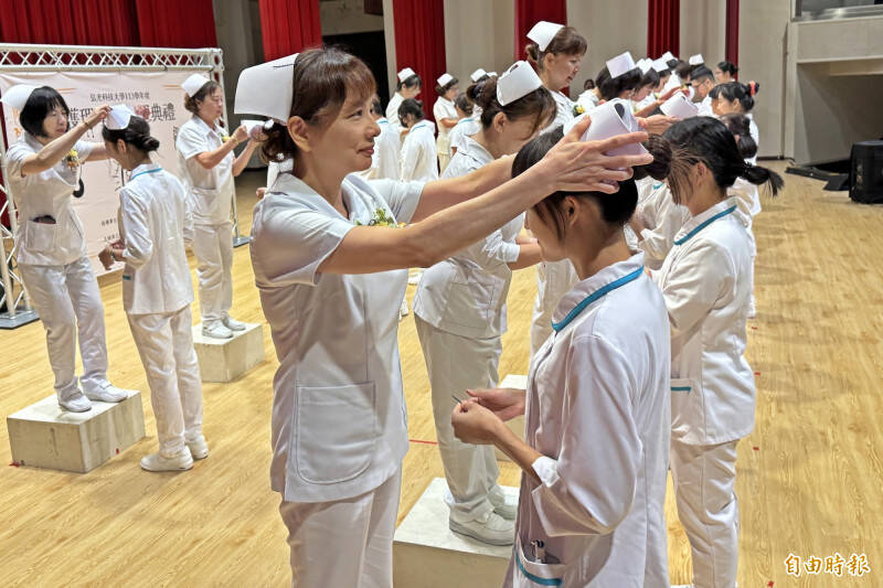 「健康台灣推動委員會」的經費分配表，護理專業公會被列為D類，只被視為最低成本的執行者，圖為弘光科大護理師加冠典禮。（資料照）