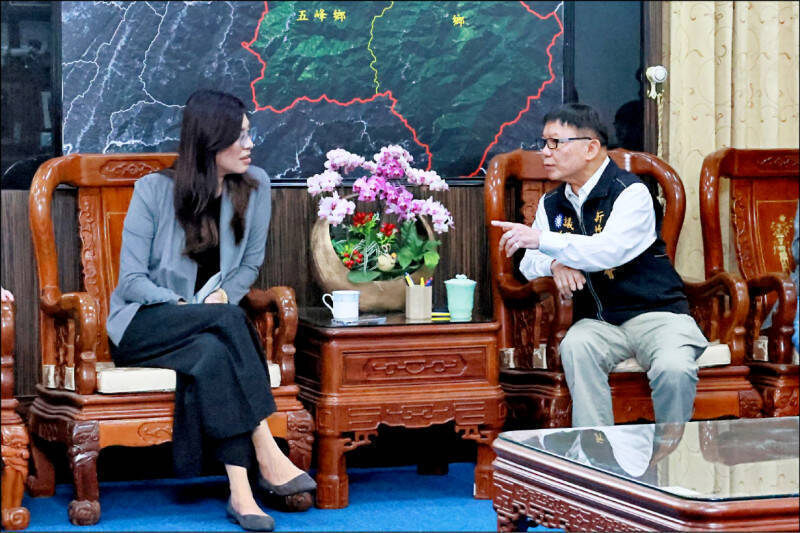 國民黨主席鄭麗文（左）近日拜訪同黨新竹縣議會議長張鎮榮（右），談話過程中表示「反對提高國防預算」。（新竹縣議會提供）