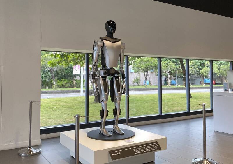 AI與機器人本身不具備自動消除貧窮的能力；圖為特斯拉機器人。（特斯拉提供）