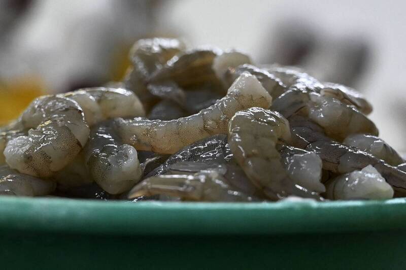 中國外交我挖牆角，但宏國白蝦卻難銷中。經濟問題雪上加霜。（法新社檔案照）