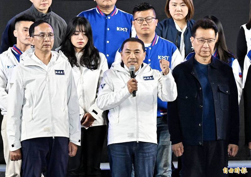 國民黨總統候選人侯友宜（中）於2024年1月13日晚上宣布敗選，是該黨在總統選戰連敗三次。（資料照）