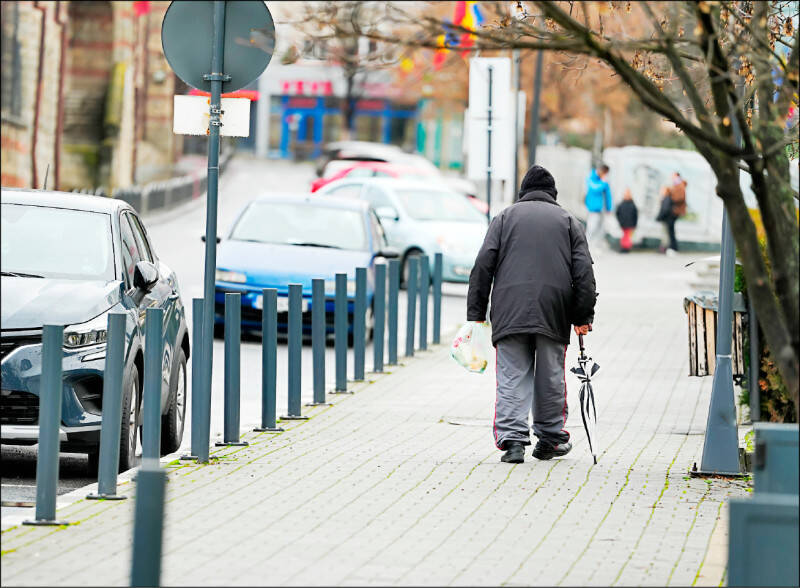 我國約有60萬至70萬名獨居老人，其中樣態包括個人獨老、兩兩獨老等；圖為情境照，圖中人物與本文無關。（照片來源：shutterstock）