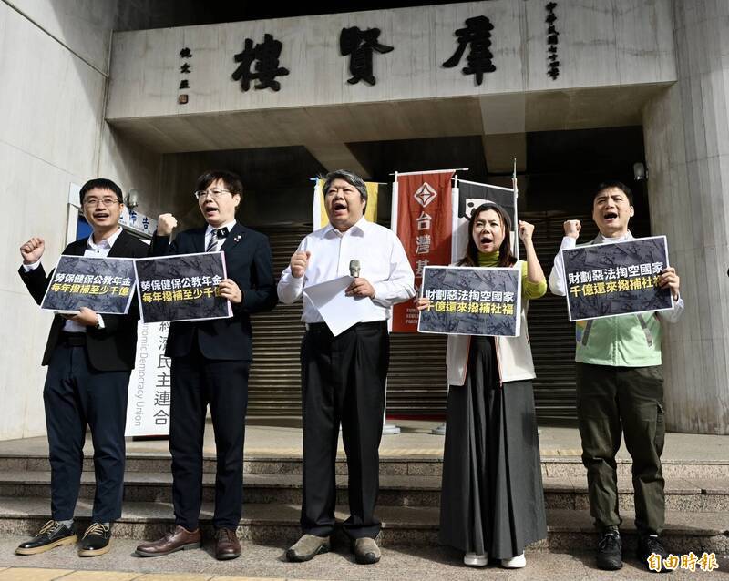 經濟民主連合、台灣基進、時代力量、綠黨、小歐盟2日於立法院外舉行「財劃法，中央地方不要爭！千億還來，撥補四大社福缺口！」記者會。經濟民主連合會長賴中強（左三）等人出席。（資料照）