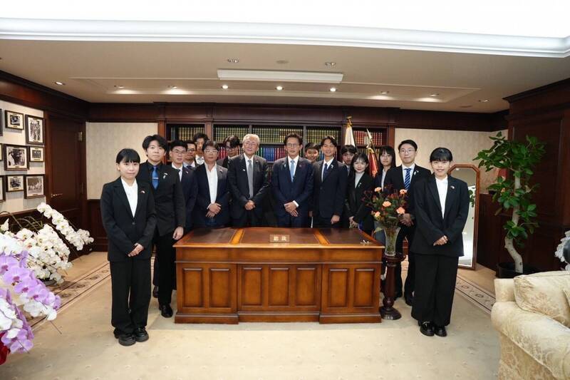 自民黨眾議員古屋圭司邀請訪團至自民黨總裁高市早苗辦公室參觀以及合影。（民眾黨提供）