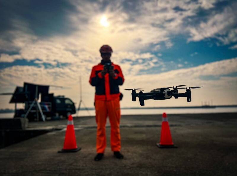 政府規劃投入百億元建置反無人機系統，計畫引進以色列「接管」入侵無人機技術。圖為海巡署使用無人機進行監控岸際狀況。（資料照，海巡署提供）