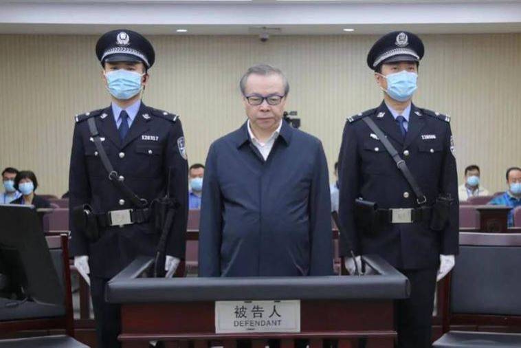 中共反腐真正目的往往不是清潔政府，而是清除失勢者、震懾官僚階層。例如賴小民案是一場恐懼示威。（圖取自f微博）