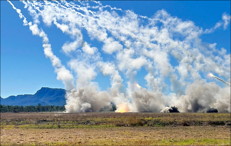 美國和澳洲2年一度的「護身軍刀」聯合演習7月13日揭幕，澳洲陸軍和美國、新加坡部隊14日首次在澳洲本土，發射由裝甲卡車搭載的高機動性多管火箭系統（HIMARS，海馬士）。（路透檔案照）