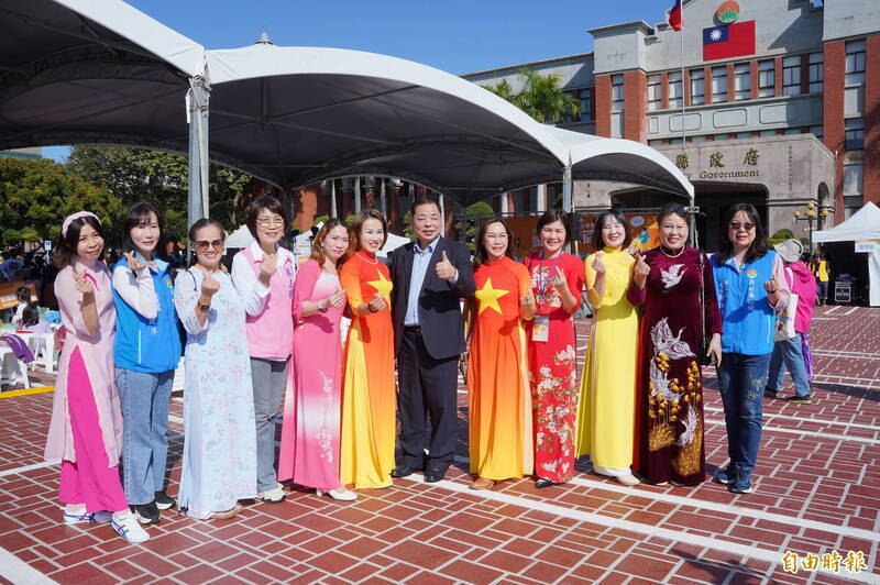 效忠國家是每位公民的責任，無關出生地或族群背景，圖為竹縣國際新移民日嘉年華會，以東南亞為主的新住民秀各國國服。（資料照）