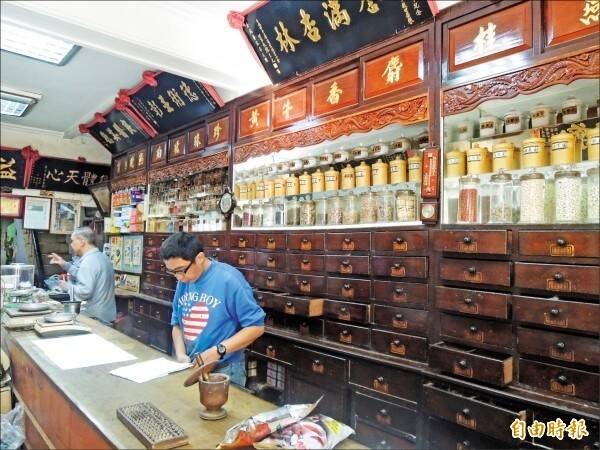 有媒體報導傳統中藥行逐漸沒落，恐將於15年後消失。 （資料照）