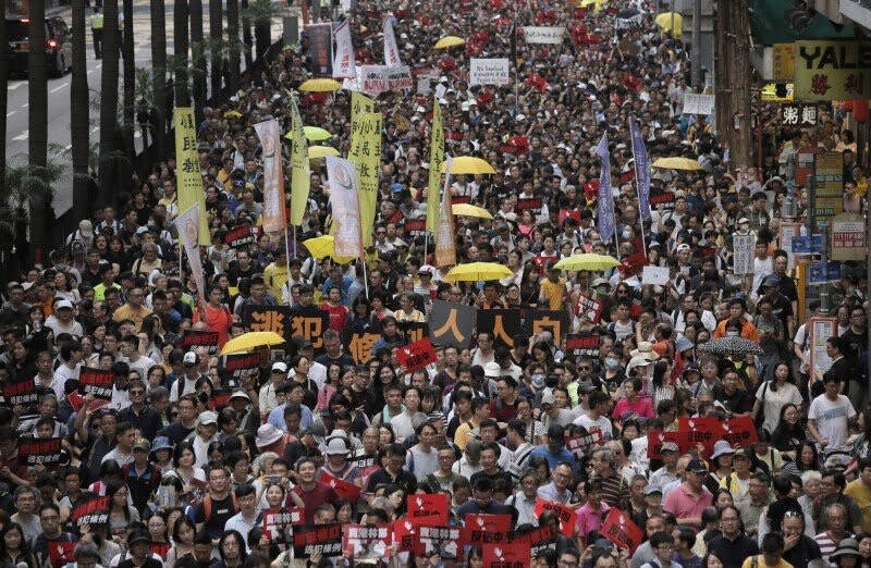 港民仗義執言，發起追責聯署，習近平重走鎮壓香港「反送中」合理訴求的老路，威脅港人。圖為香港反送中大遊行。（美聯社檔案照）