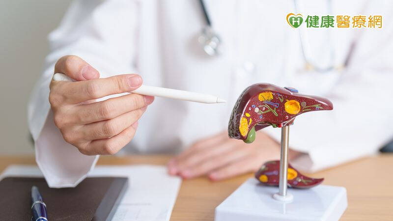 三軍總醫院一般外科陳登偉醫師呼籲，肝癌高風險族群應定期檢查，及早掌握健康變化。（取自貼文）