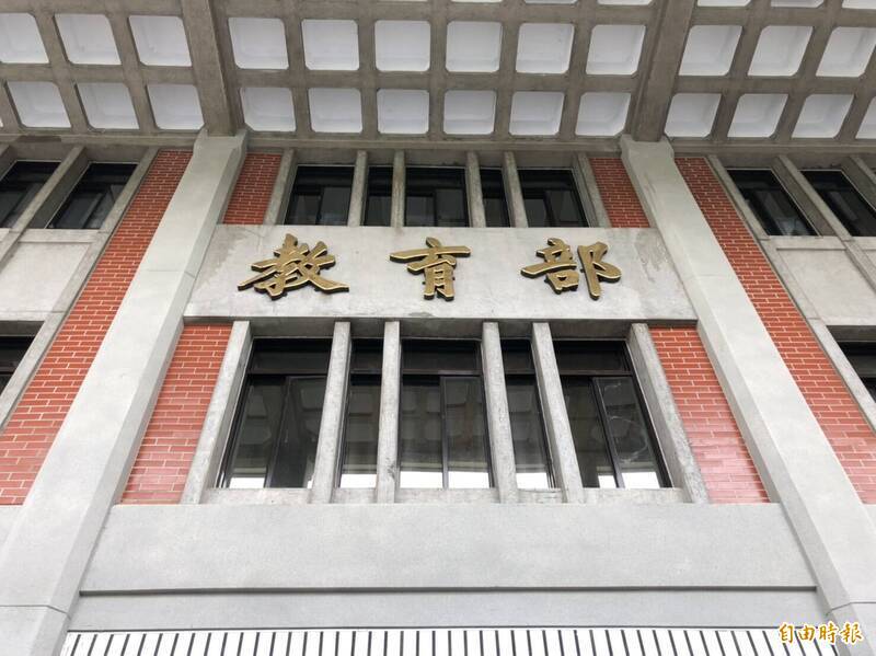 教育部提醒，教育現場只要願意多看學生一眼、多問一句，就可能在傷害擴大前即時阻止。（資料照）