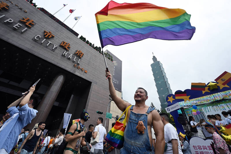 台灣廢除通姦罪，是憲政人權的推進，而非道德的崩壞。圖為台灣同志遊行。（資料照）
