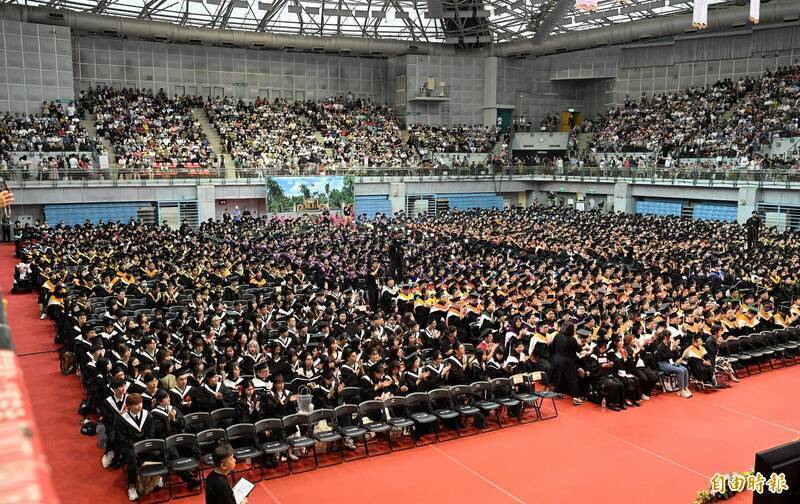 台大畢業歌《上台大便》點出台灣文組生畢業後賺取微薄薪水的無奈；圖為台大畢業典禮。（資料照）