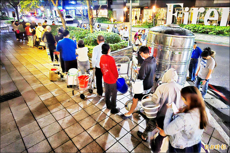 淡北道路日前施工挖破水管，造成淡水6萬多戶停水4天。圖為日前臨時供水處晚間大排長龍情況。（資料照）