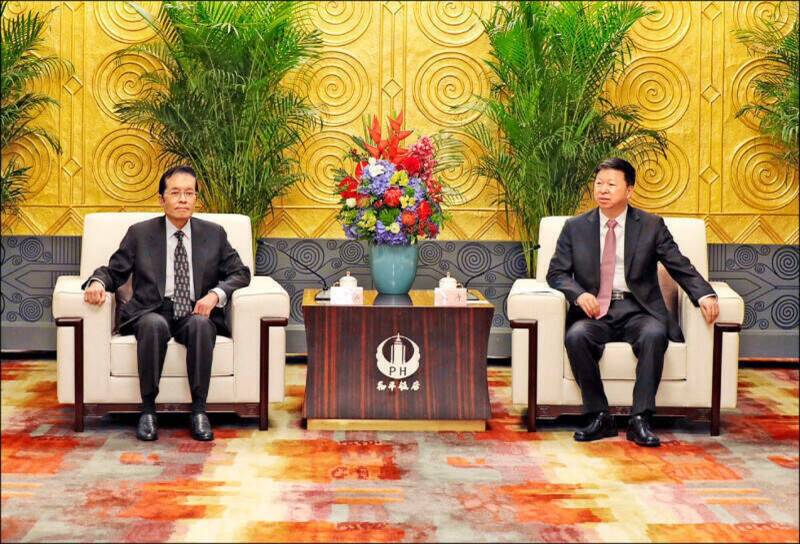 11月14日，國民黨副主席張榮恭（左）在上海和平飯店與中國國台辦主任宋濤（右）會面。（國民黨提供）