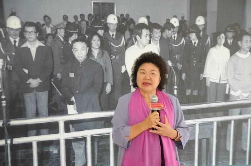 2009.12美麗島事件30周年暨世界人權影像展在高雄市美麗島雜誌社，陳菊市長攝於美麗島軍法大審圖片展前。（取自貼文，邱萬興攝）