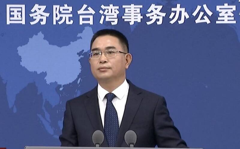 國台辦發言人陳斌華被《中央社》記者呂佳蓉問及「大陸是否考慮開放一般民眾使用臉書」，竟無言以對。（翻攝直播）