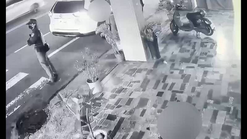 台南一名黃姓女警6日開違停單，遭民眾持斧頭砍傷，所幸防彈背心擋下致命傷，警方朝殺人未遂方向偵辦。（民眾提供）