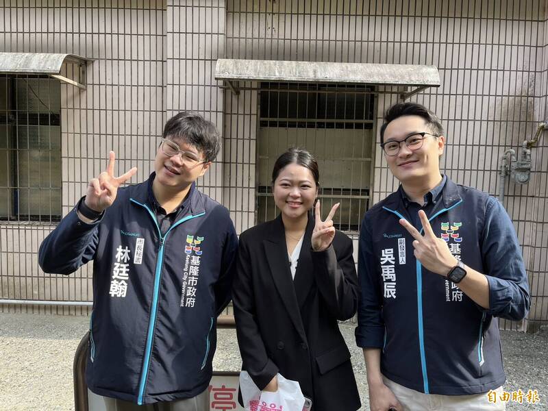 基隆市政府新上任副發言人鍾明（中）。（記者盧賢秀攝）
