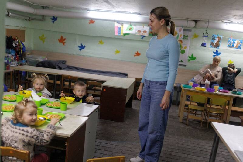 烏俄戰爭時，某些地區不受影響，照常上班上課。圖為在烏克蘭切爾尼戈夫一所幼稚園正常運作。（路透檔案照）