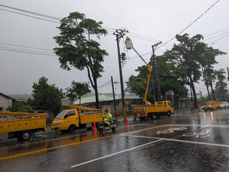 即便是那些停止上班上課的區域，有些人還是得風雨無阻的堅守崗位，這並不難理解。圖為台電人員冒雨搶修。（台電高雄區處提供）