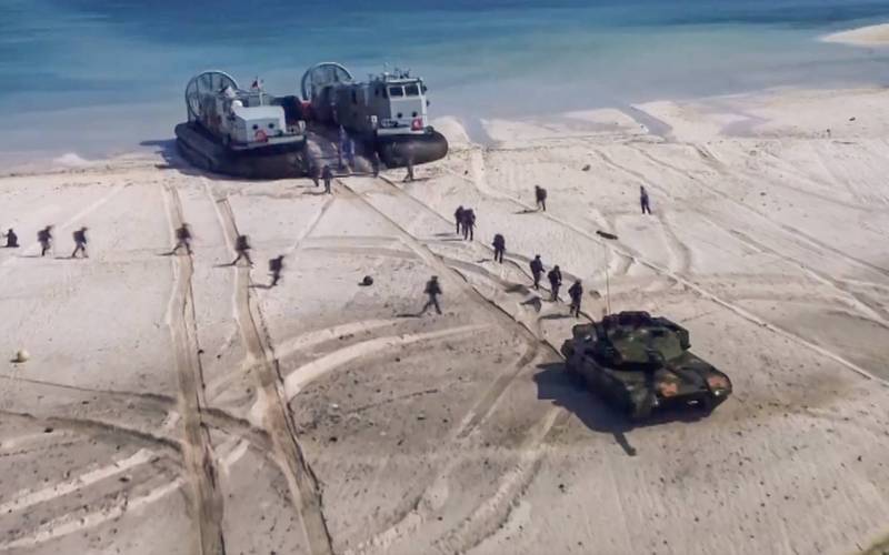 中國解放軍缺乏精準火力，無法為登陸部隊創造窗口。圖為共軍模擬登島作戰。（圖取自中國海軍官方微博）