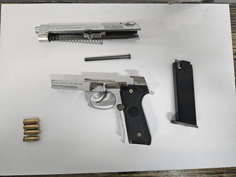 警方同時將模擬槍送鑑定，以釐清是否違反槍砲彈藥管制條例。（警方提供）