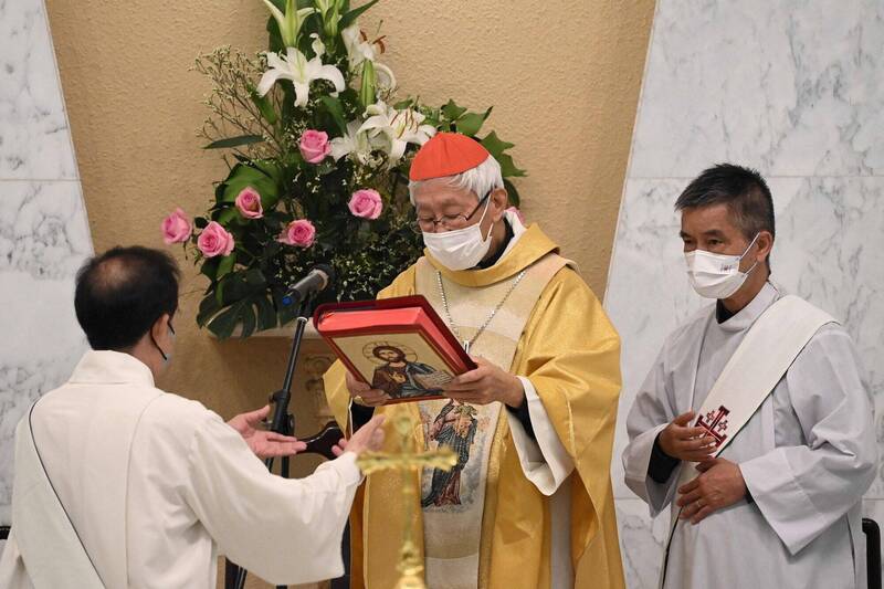 2022年5月，天主教香港教區榮休主教陳日君（中）遭港警拘捕。（法新社）