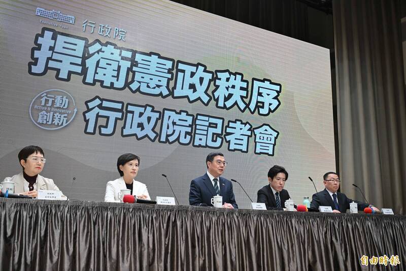 行政院強調已窮盡一切憲政救濟途徑，院長卓榮泰（中）基於「憲法」賦予的權責，堅定作出不副署的決定。（資料照）