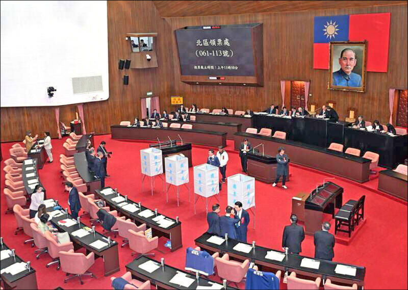 財劃法修正部分條文覆議案投票未通過，行政院決定不副署，藍白立委也選擇不倒閣。（資料照）