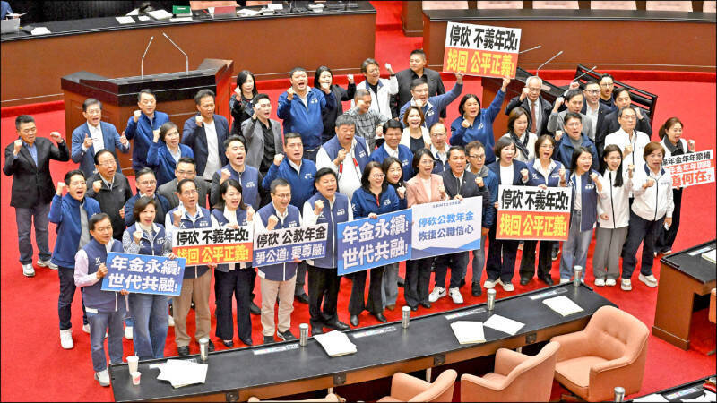 府院拍板財劃法不副署，停砍年金法案擬比照，圖為12月12日停砍年金法案三讀通過後，國民黨團高舉手板合照。（資料照）