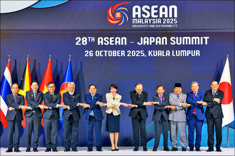 日本首相高市早苗上任後的外交處女秀，是出席在馬來西亞召開的東協峰會，將前首相安倍晉三提出的「自由開放印度太平洋」（FOIP）構想，與東協重新連結。（路透檔案照）