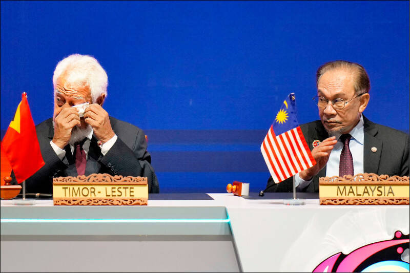 東帝汶總理古斯茂（左）於10月26日在吉隆坡簽署加入東南亞國協的宣言，不禁感動拭淚。右為本屆東協輪值主席國馬來西亞首相安華。（美聯社檔案照）