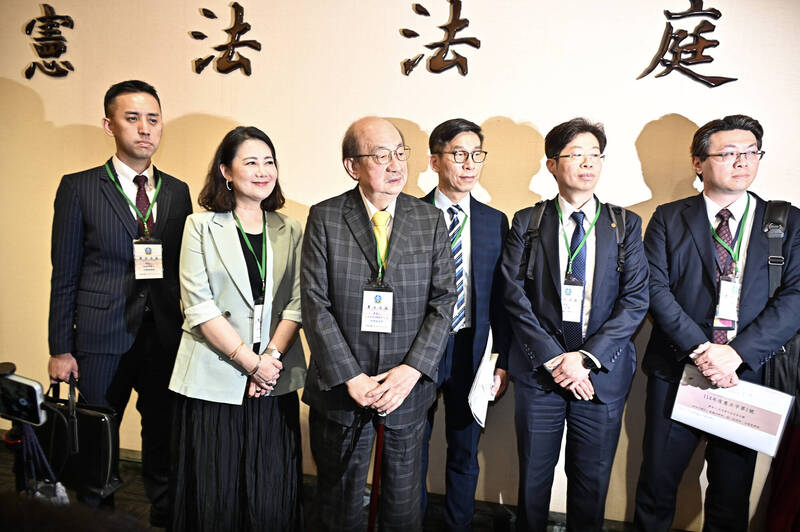 民進黨立委柯建銘等（左三）人日前出席憲法法庭針對憲訴法修正案違憲，聲請釋憲和暫時處分說明會。（資料照）