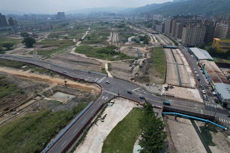 新北市塭仔圳重劃區位於新莊區及泰山區。圖為泰山區泰林路二段（橫）與貴子坑溪（右）交叉處。（資料照）