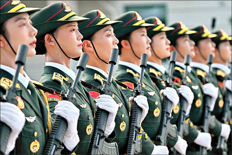 放軍目前的正規兩棲運力嚴重不足，在現代衛星與雷達全時監控下，發動奇襲幾無可能。圖為共軍閱兵參演部隊。（法新社檔案照）