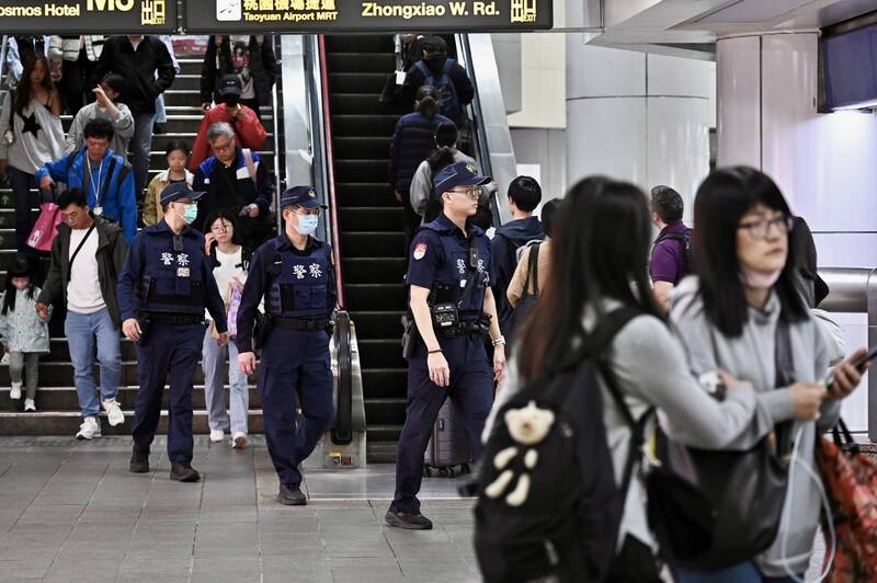 北捷與北車等處發生丟擲煙霧彈及隨機揮刀砍人連串恐擊事件，北捷警察加強巡邏提高警戒。（資料照）