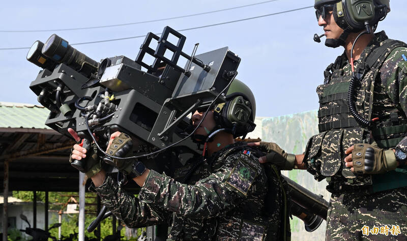 各部隊不待命令實施「分散式管制」， 在「去中心化」運作指導下，遂行作戰任務。圖為海軍陸戰隊官兵操作雙聯裝刺針飛彈情形。（資料照）