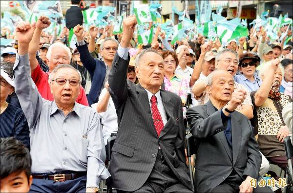 已故總統府資政彭明敏（中）等人因反對國民黨威權體制，流亡海外成為黑名單。（資料照）