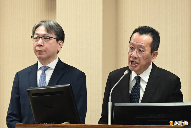 立法院外交及國防委員會近日邀請國安局長蔡明彥（左）、國防部長顧立雄（右）報告「台海與周邊潛在軍事衝突熱點情勢分析與國軍戰備應變整備情形」，並備質詢。（資料照）