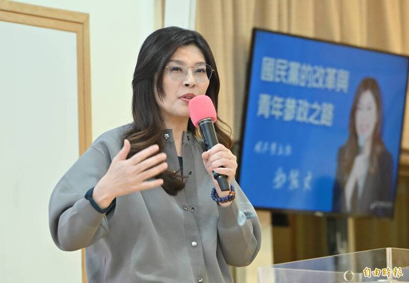 國民黨主席鄭麗文12月22日晚赴東吳大學演講，面對提問總是問A答B。（資料照）