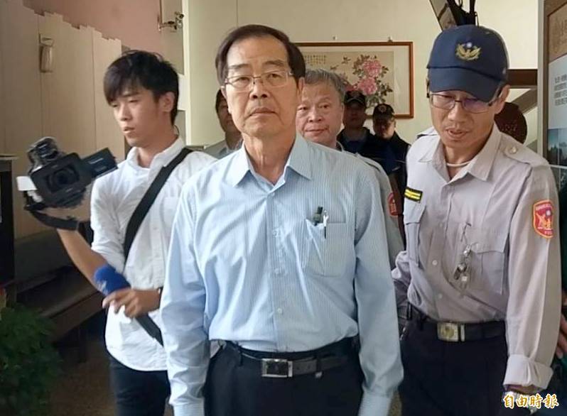 貪污被判四百多年，前南投縣長李朝卿（右二）因收回扣入獄，。（資料照）