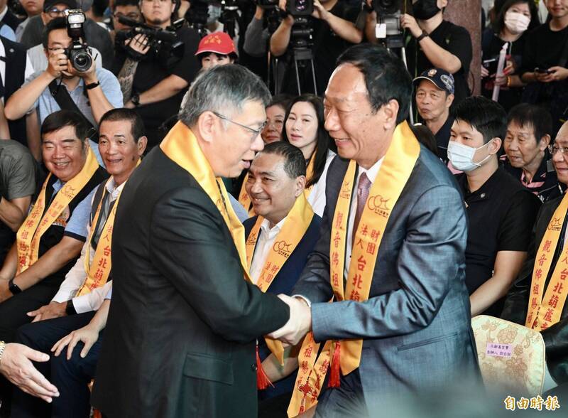 柯文哲（左）、郭台銘（右）。（資料照）